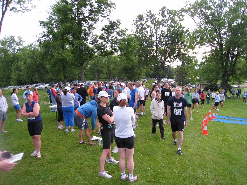 Flirt w Dirt 2009 045.jpg - The Flirt with Dirt 10K held by Running Fit on June 13, 2009. This is part two of the three part Serious Series held each year. It is run at Lakeshore Park in Novi Michigan.